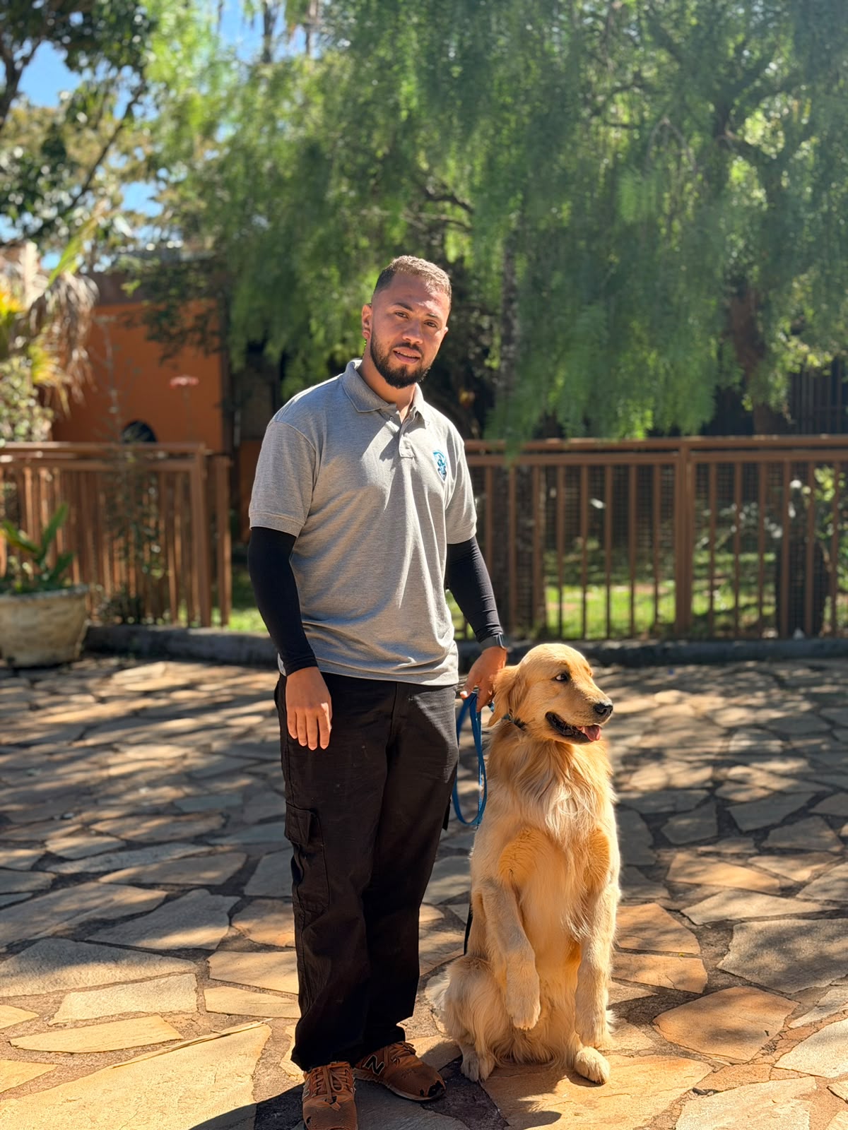 Lucas Alexandre, adestrador de cães em Brasília, ao lado de golden retriever